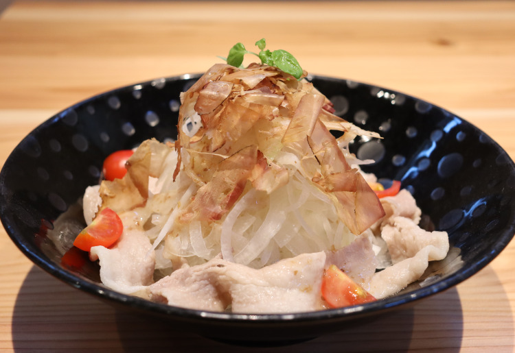 ▼えびすもち豚と玉ねぎの冷しゃぶサラダ